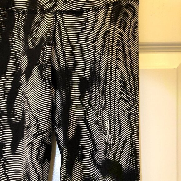 Nike Women's Legendary Waves' Dri-fit Training Capris Size XS EUC - Picture 6 of 9